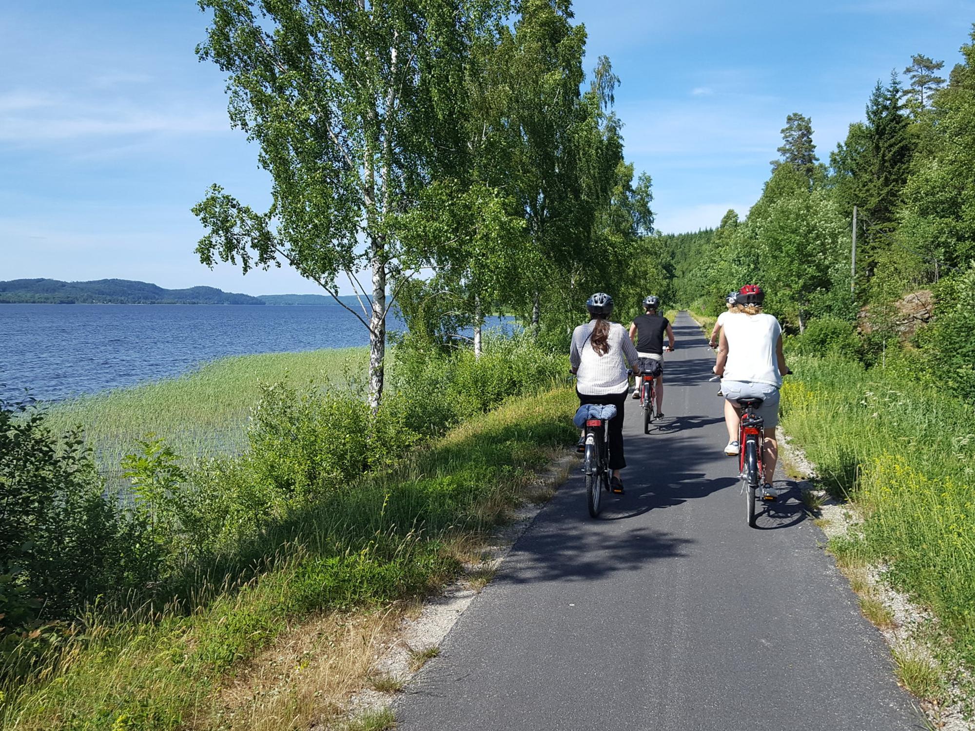 Radfahrer auf dem Radweg entlang des Sees